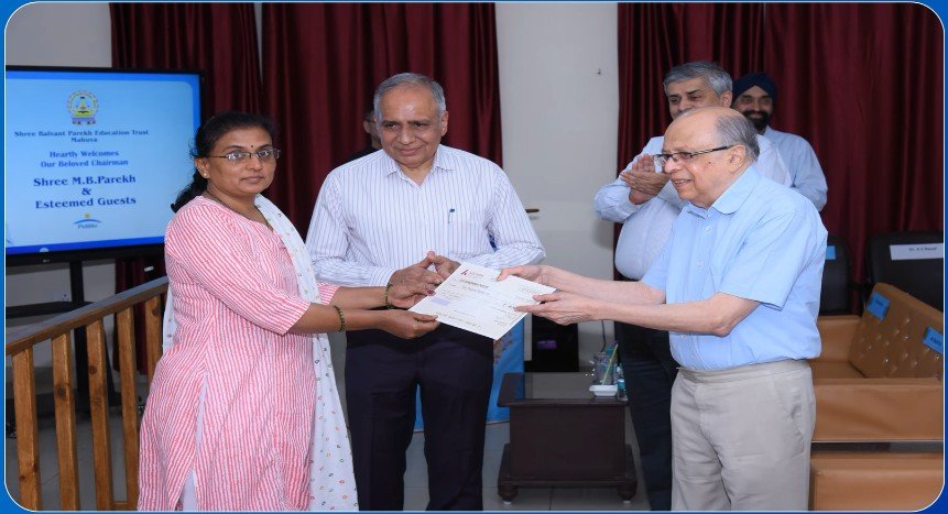 Chairman Shri Madhukar Parekh presenting student scholarship award