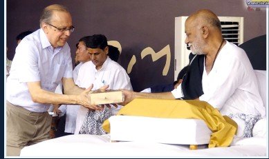 Pujya Morari Bapu and Shri Madhukar Parekh during 2017 Ramkatha