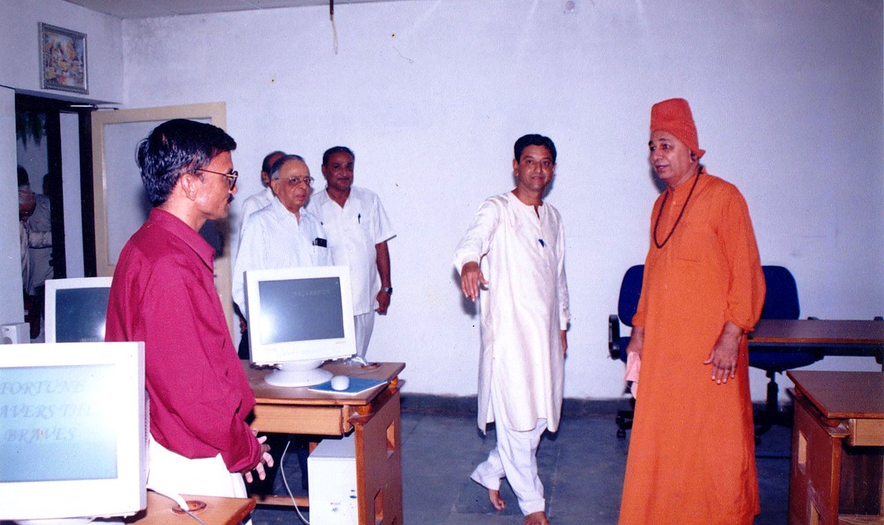 Early computer lab moment representing the trust digital-era milestone